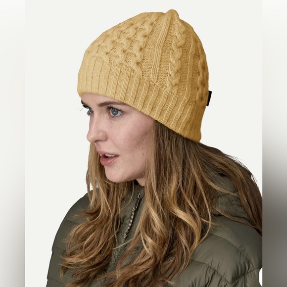 Patagonia Coastal Cable Beanie Cozy Color: Beeswax Tan NWOT - Picture 2 of 6
